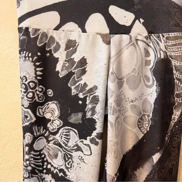 LEGGINGS Bundle of Two Pair. Size M. Ankle Length. Abstract, Unique. Compression - Picture 5 of 10